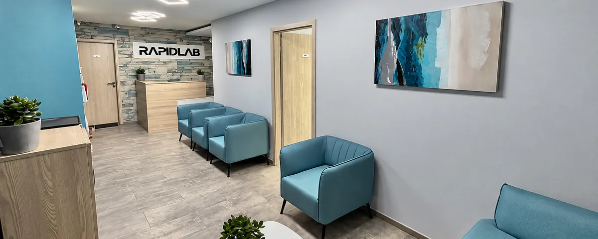 A Rapidlab Marina parti vérvételi helyének váróterme és recepciója